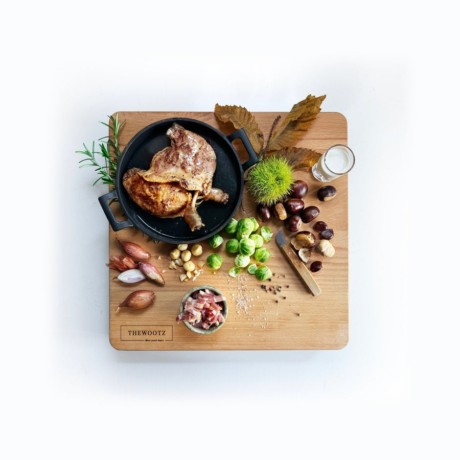 Gerecht met confit en kastanjepuree op een beukenhouten hakblok