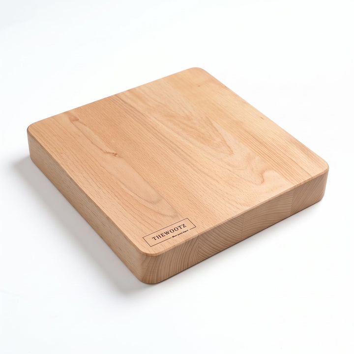 Hakblok van massief beukenhout, 40x40 cm en 6 cm dik, met ingebrand TheWootz-logo