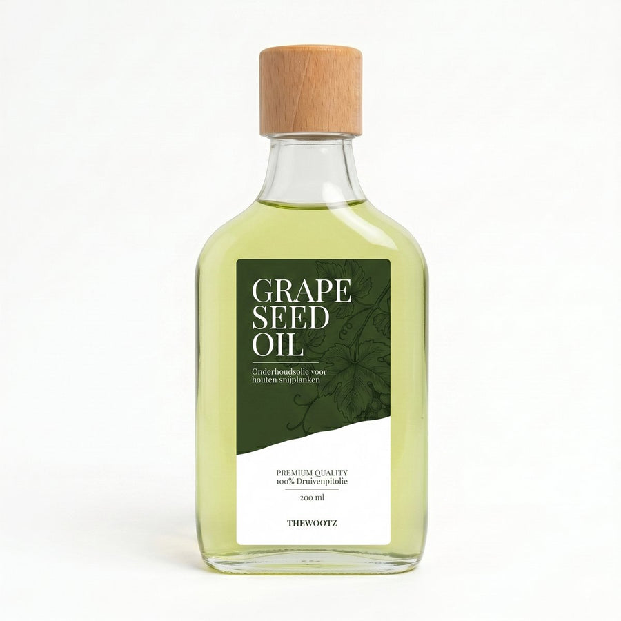 Fles druivenpitolie van 200 ml met een houten dop en een groen label 'GRAPE SEED OIL'.