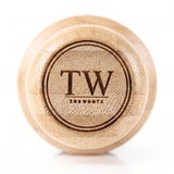 Bovenkant van de olie-applicator van bamboe met gegraveerd TheWootz-logo