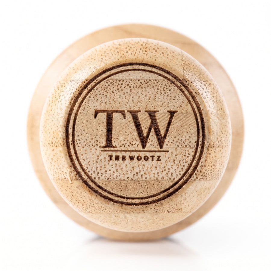 Bovenkant van de olie-applicator van bamboe met gegraveerd TheWootz-logo
