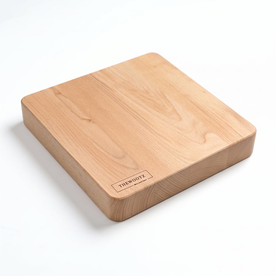 Hakblok van massief beukenhout, 40x40 cm en 6 cm dik, met ingebrand TheWootz-logo