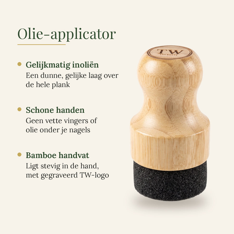 Olie-applicator: gelijkmatig inoliën, schone handen en een bamboe handvat met gegraveerd TW-logo
