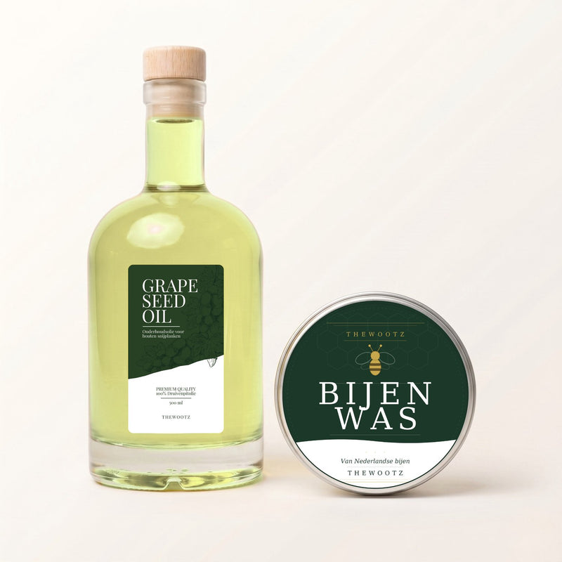 Fles druivenpitolie en blikje bijenwas van TheWootz voor houten snijplanken, frontaal gefotografeerd.