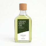 Fles druivenpitolie van 200 ml met een houten dop en een groen label 'GRAPE SEED OIL'.